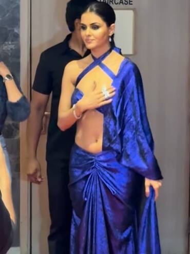 इस इवेंट में सबसे ज्यादा लाइमलाइट जिस हसीना ने बटोरी, वो थीं प्रियंका चाहर चौधरी. टीवी की इस नई नागिन ने ब्लू साड़ी को इतने स्टाइलिश अंदाज में पहना की हर किसी की निगाहें उन्हीं पर टिक गई.