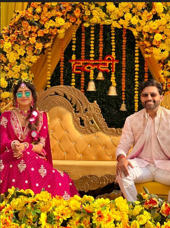 विंध्या और आशीष की लव मैरिज है. इन दोनों की मुलाकात सोशल मीडिया के जरिए हुई थी. आशीष को पहले विंध्या ने ब्लॉक कर दिया था फिर भी आशीष ने हार नहीं मानी थी.