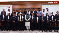 ब्लाइंड T20 विश्व कप जीतने वाली भारतीय महिला टीम से मिले PM मोदी, खिलाड़ियों को अपने हाथ से खिलाई मिठाई