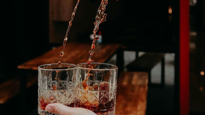 इसका मतलब साफ है कि रम या ब्रांडी पीकर सर्दियों में गर्म महसूस करना एक भ्रम है. इसे लंबे समय तक अपनाने से शरीर की अपनी गर्मी नियंत्रित करने की क्षमता कम हो जाती है और ठंड लगने का खतरा बढ़ जाता है.