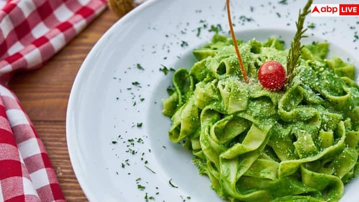 जैसे ही कार्ब्स कम होते हैं, शरीर अपने स्टोर किए हुए ग्लाइकोजन को इस्तेमाल करने लगता है. ग्लाइकोजन पानी के साथ बंधा होता है, इसलिए इसके खत्म होते ही वजन तेजी से गिरता दिखाई देता है. हालांकि लंबे समय में यह अंतर कम हो जाता है, क्योंकि वॉटर लॉस रुक जाते हैं.