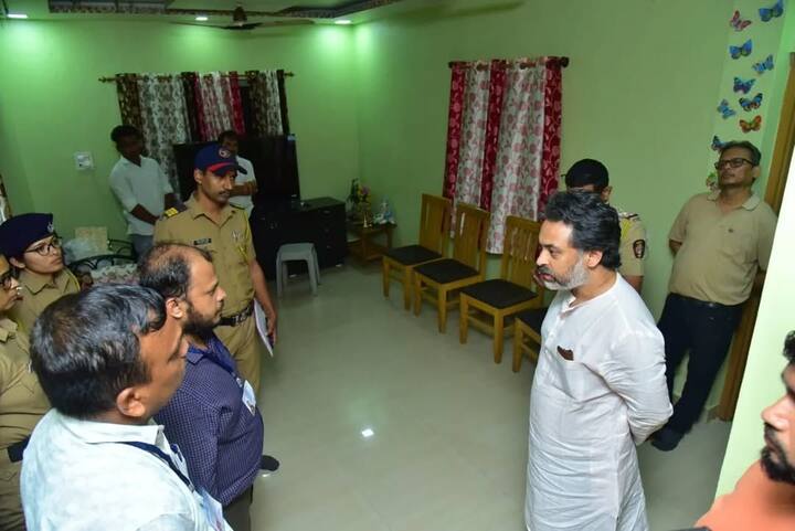 विजय किंजवडेकर यांच्या घरी बेहिशोबी 25 लाख रुपये मिळाले. एका खोलीत हिरव्या रंगाच्या पिशवीत हे पैसे असल्याचे दिसून आले.