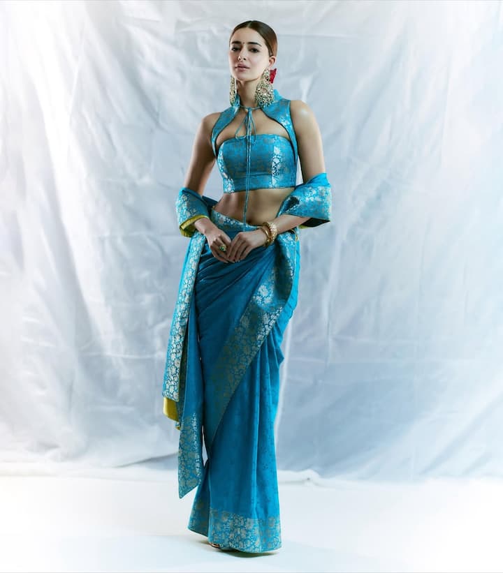 Designer Priyanka Kapadia has shared these pictures on her social media handle and Ananya Pandey's beauty is clearly visible in one picture. The actress is looking very beautiful in this new look and it is really difficult to take our eyes off her.