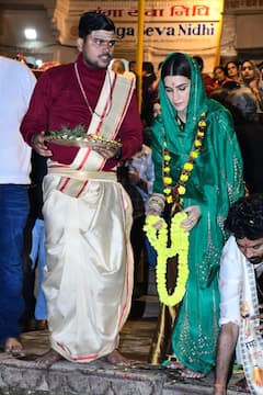 'तेरे इश्क में' की रिलीज से पहले वाराणसी पहुंचे कृति सेनन-धनुष, गंगा आरती में हुए शामिल