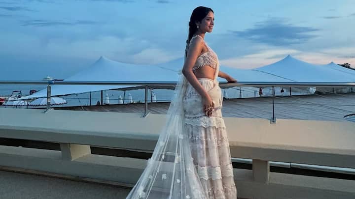 Nitanshi Goel’s ivory saree look at the India Pavilion paid a heartfelt tribute to legendary Bollywood actresses. Her hair was adorned with pins bearing the faces of icons like Madhubala and Rekha, making her appearance deeply symbolic and culturally rich. The handcrafted pearl-and-bead blouse added vintage charm inspired by Indian heirloom artistry. With minimal accessories, Nitanshi celebrated Indian cinema and craftsmanship with quiet elegance. (Image Source: Instagram/ nitanshigoel
