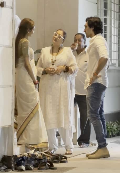 गोविंदा की वाइफ सुनीता आहूजा भी अपने बेटे यशवर्धन के साथ हेमा मालिनी के घर पहुंचीं. इस दौरान एक्ट्रेस मधू भी व्हाइट साड़ी पहने दिखाई दीं.