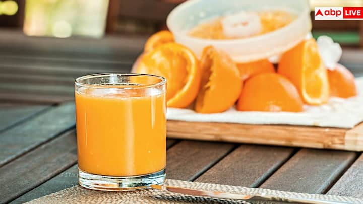 फ्रेश जूस तापमान के प्रति बहुत संवेदनशील होता है और थोड़ा सा उतार-चढ़ाव भी इसे खट्टा या फर्मेंटेड बना सकता है. दरवाजे की गर्म हवा इसे जल्दी खराब कर देती है, इसलिए इसे हमेशा अंदर ही स्टोर करें.