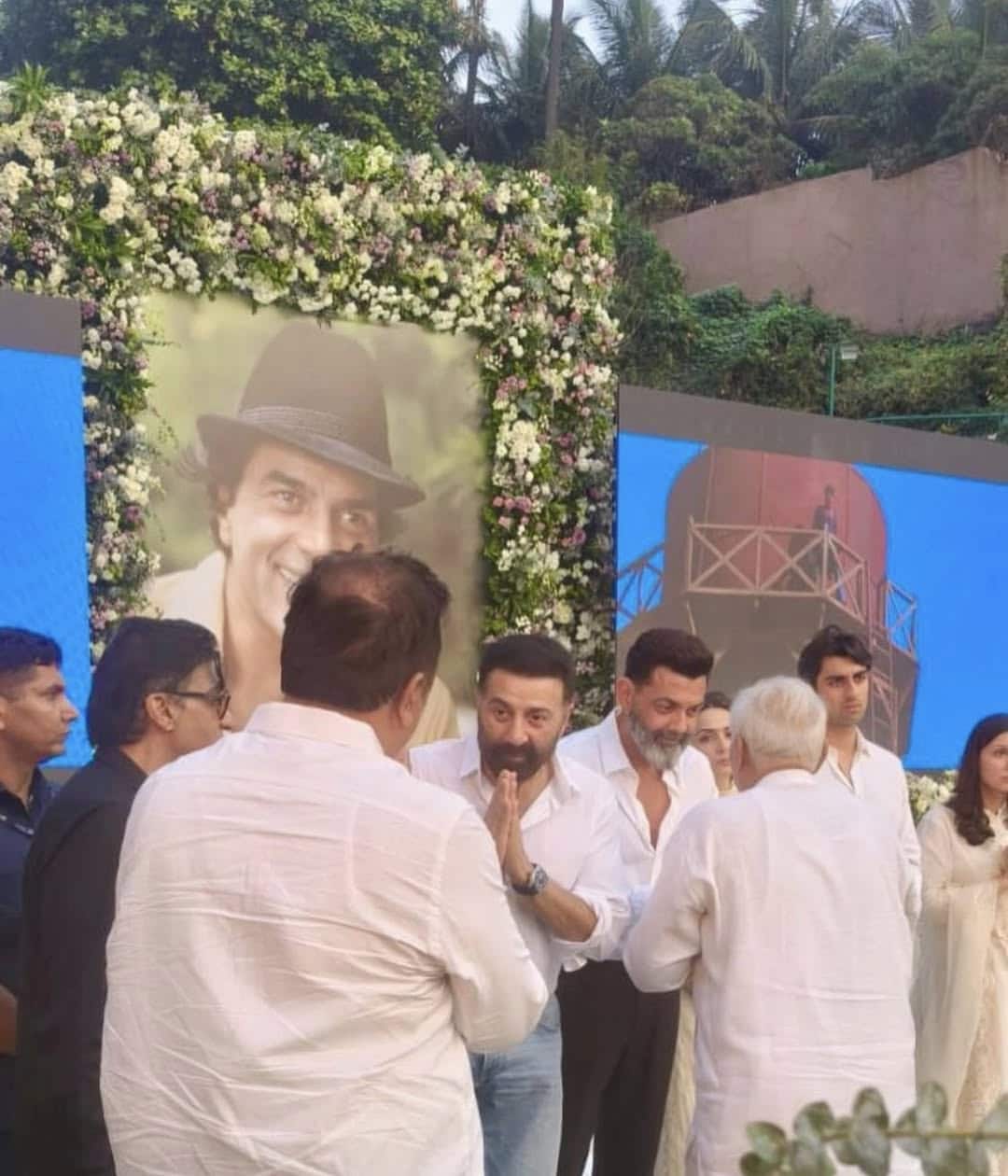 धर्मेंद्र के प्रेयर मीट की इनसाइड तस्वीरें, हाथ जोड़े दिखे सनी देओल, ऐश्वर्या- शाहरुख सहित तमाम सेलेब्स पहुंचे