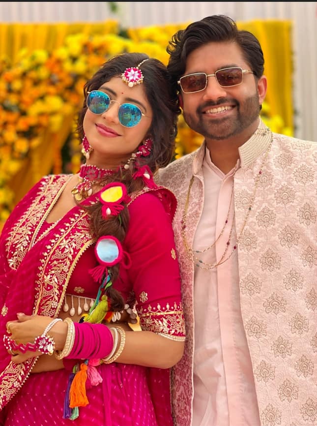 विंध्या के पति क नाम आशीष लोहरा है, वो यूएस बेस्ड प्रोड्यूसर हैं.