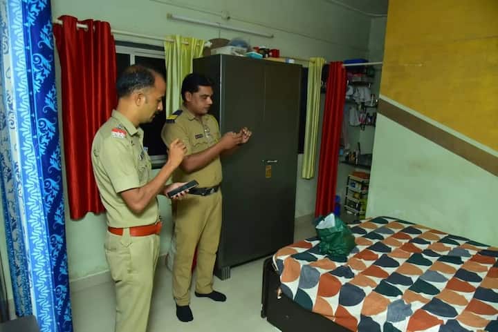 भाजपचे कार्यकर्ते कोण कोण पैसे वाटप करतात, याची यादी देणार. पप्पा तवटे, रुपेश कानडे, रणजीत देसाई, मोहन सावंत अंगावर पैसे घेऊन वाटत आहेत. रोज यांच्याकडे बॅग पोहोचवण्याची यंत्रणा तयार असल्याचा दावा देखील निलेश राणेंनी केला.