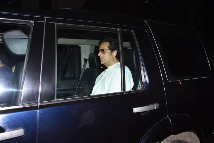 हेमा मालिनी का घर मुंबई के जुहू में हैं जहां सेलेब्स धर्मेंद्र को श्रद्धांजलि देने पहुंच रहे हैं. फरदीन खान पहले देओल फैमिली की होस्ट की गई प्रेयर मीट में गए थे. इसके बाद वो हेमा मालिनी के घर पहुंचे.