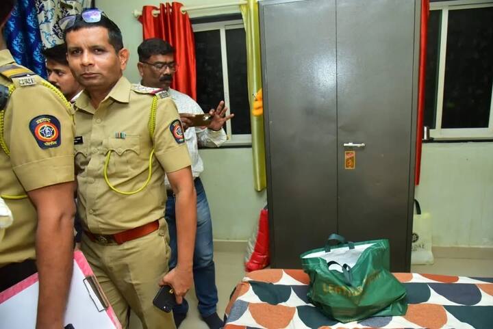 पैसे वाटप करुन निवडणूक लढवायची पद्धत आहे का?. मैदानात येऊन लढा. त्या घरात अजून पैशाच्या बॅग आहेत, असा आरोपही निलेश राणेंनी केला.