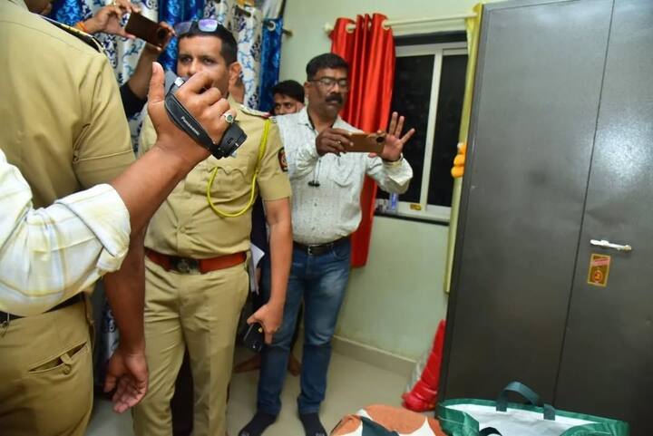भाजप जिंकली तर लोकांची सेवा करायला नगरपरिषदेत जाणार नाहीत, नगरपरिषदेत लुटायला जाणार. आज रात्रीपासून जशी पोलिस यंत्रणा असेल तशी माझी यंत्रणा असेल...रात्रभर सार्चिंग करणार, असं निलेश राणे म्हणाले.