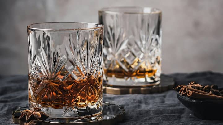 जब हम रम या ब्रांडी पीते हैं, तो तुरंत ही शरीर में एक हल्की गर्मी का अहसास होता है. इसका कारण है कि शराब रक्त वाहिकाओं को फैलाती है.