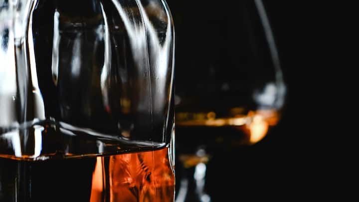 कई संस्कृतियों में सर्दियों में शराब पीने की परंपरा रही है. यूरोप के कुछ देशों में यह परंपरा सदियों पुरानी है. लोग मानते हैं कि शराब पीने से शरीर को अंदर से गर्म रखा जा सकता है. शराब कंपनियां भी सर्दियों में अपने उत्पादों का प्रचार इसी धारणा के आधार पर करती हैं.