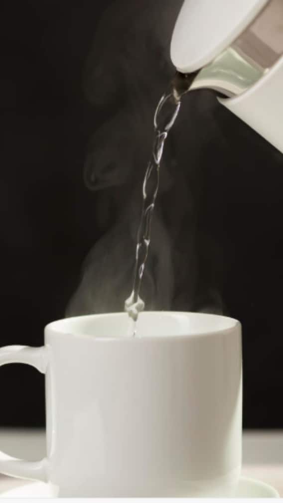 খাওয়ার পর এক গ্লাস গরম জল, উপকার অনেক