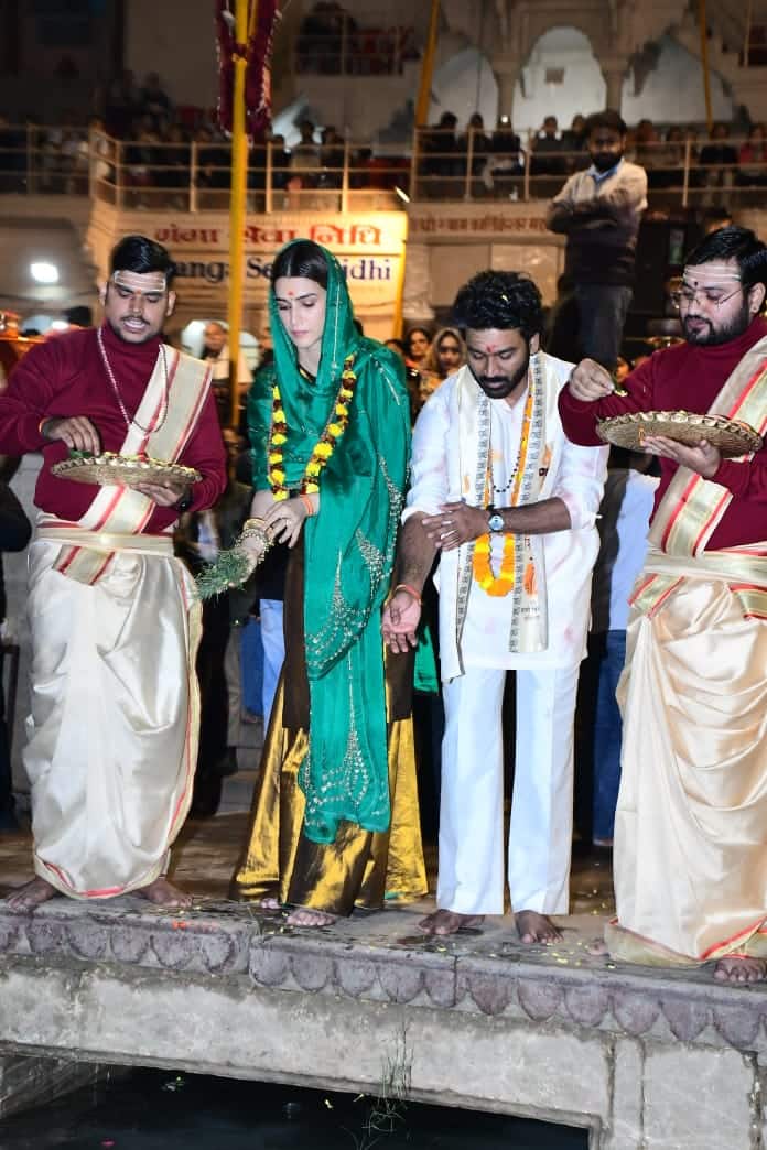 वहीं धनुष व्हाइट कलर के कुर्ता-पायजामा में नजर आए. धनुष और कृति की फोटोज वायरल हैं.