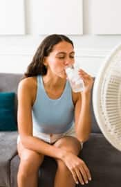 નવશેકું પાણી પીવાના 6 સ્વાસ્થ્ય ફાયદા