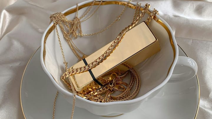 22 कैरेट सोना यानि 91.6% शुद्धता. यह सबसे अधिक शुद्धता वाला सोना होता है. शुद्ध सोना नरम होता है, इसलिए 22 कैरेट की चेन जल्दी मुड़ सकती है या खरोंच खा सकती है. भारी डिजाइन या रोजाना पहनने के लिए यह उतना उपयोगी नहीं मानी जाती है.