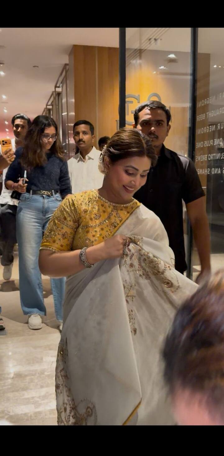 हिना खान इस इवेंट में येलो कलर का ट्रेडिशनल आउटफिट पहने पहुंची. उनकी सादगी ने लोगों के दिलों को छू लिया.