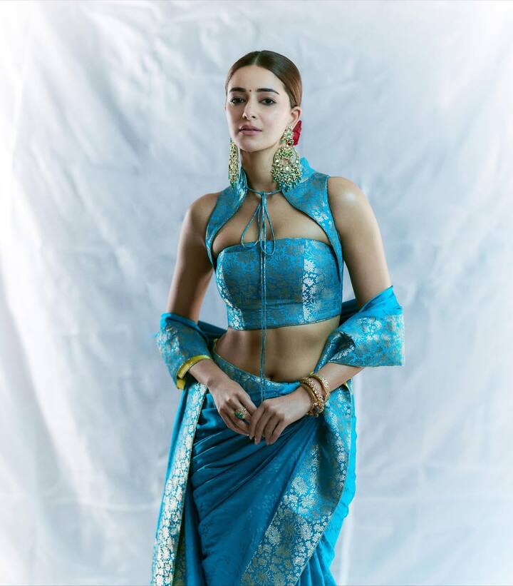 Ananya Pandey has worn a blue colored Banarasi saree here. In this, fine workmanship has also been done with golden colored zari. The fine detailing of the saree is making it even more beautiful. The actress has wrapped her pallu instead of draping it normally, which is flaunting her lean figure perfectly.