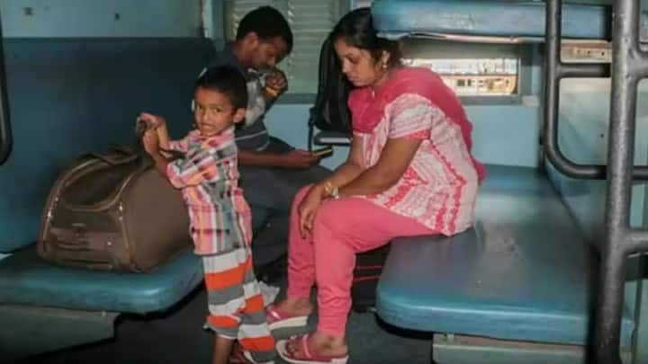 इसके अलावा पांच से बारह साल के बच्चों का टिकट लगता है. पहले इनमें आधा टिकट माना जाता था लेकिन अब बदलाव हो चुका है. अब इस उम्र के बच्चों के लिए पूरा टिकट देना होता है. अगर आप उन्हें अलग बर्थ लेना चाहते हैं.