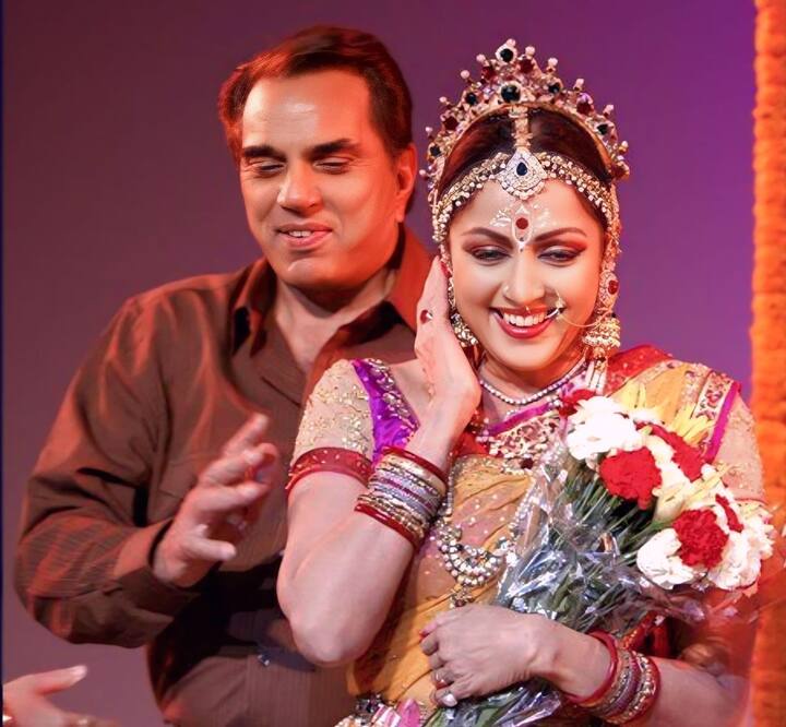 हेमा ने पति को याद करते हुए काफी भावुक नोट भी लिखा है. उन्होंने लिखा धर्मजी,” मेरे लिए वो बहुत कुछ थे. एक प्यारे पति, हमारी दो बेटियों, ईशा और अहाना के लाड़ले पिता, दोस्त, दार्शनिक, मार्गदर्शक, कवि, हर मुश्किल घड़ी में मेरे लिए सबसे ज़रूरी इंसान, दरअसल, वो मेरे लिए सब कुछ थे! और हमेशा अच्छे-बुरे वक़्त में मेरे साथ रहे हैं. अपने सहज, मिलनसार व्यवहार से, और हमेशा सभी के प्रति स्नेह और रुचि दिखाते हुए, उन्होंने मेरे परिवार के सभी सदस्यों को अपना बना लिया था” उन्होंने आगे लिखा है, “मेरे पर्सनल नुकसान को बयां नहीं किया जा सकता जो शून्य पैदा हुआ है, वह जीवन भर बना रहेगा, सालों के साथ के बाद, मेरे पास उन खास पलों को फिर से जीने के लिए ढेरों यादें बची हैं...”