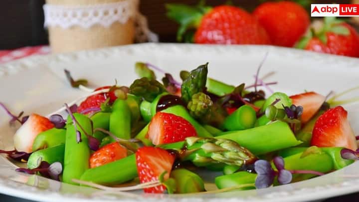 कार्ब कम होते ही शरीर ऊर्जा के लिए फैट पर निर्भर होने लगता है और कीटोन बनने शुरू हो जाते हैं. यह प्रक्रिया तेजी से फैट जलाने में मदद करती है और भूख भी कुछ कम कर सकती है. लेकिन लंबे समय तक सख्त लो-कार्ब डाइट पर रहने से पोषक तत्वों की कमी की संभावना भी बढ़ जाती है.