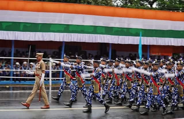 उम्मीदवारों को आवेदन करते समय फीस का भुगतान करना जरूरी होगा. सामान्य वर्ग के उम्मीदवारों के लिए आवेदन शुल्क 700 रुपये है. वहीं, अनुसूचित जाति (SC), अनुसूचित जनजाति (ST) और आर्थिक रूप से कमजोर वर्ग (EWS) के उम्मीदवारों के लिए यह शुल्क 600 रुपये निर्धारित किया गया है. बिना आवेदन शुल्क जमा किए फॉर्म स्वीकार नहीं किए जाएंगे.