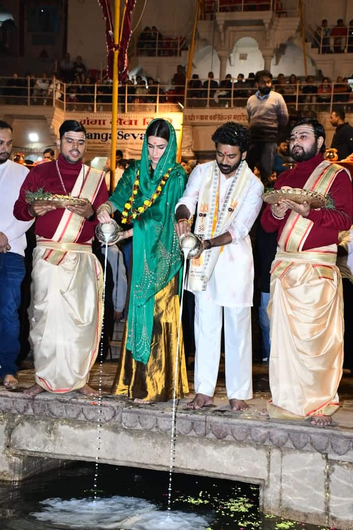 उन्हें प्रसाद प्रदान किया गया. घाट पर मौजूद फैंस भी दोनों को देखकर उत्साहित नजर आए.