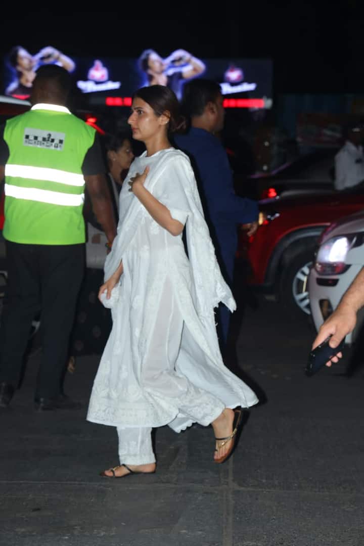 एक्ट्रेस फातिमा सना शेख ने भी धर्मेंद्र की प्रेयर मीट अटेंड की. इस दौरान वो व्हाइट चिकनकारी सूट पहने दिखाई दीं.