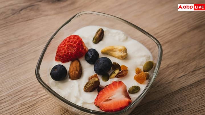 दही भी ठंडी और स्थिर जगह पर ही ज्यादा समय तक टिकता है. दरवाज़े में तापमान बदलने से इसका टेक्सचर बिगड़ जाता है और यह जल्दी खट्टा हो सकता है, इसलिए इसे अंदर की शेल्फ में ही रखना सही है.