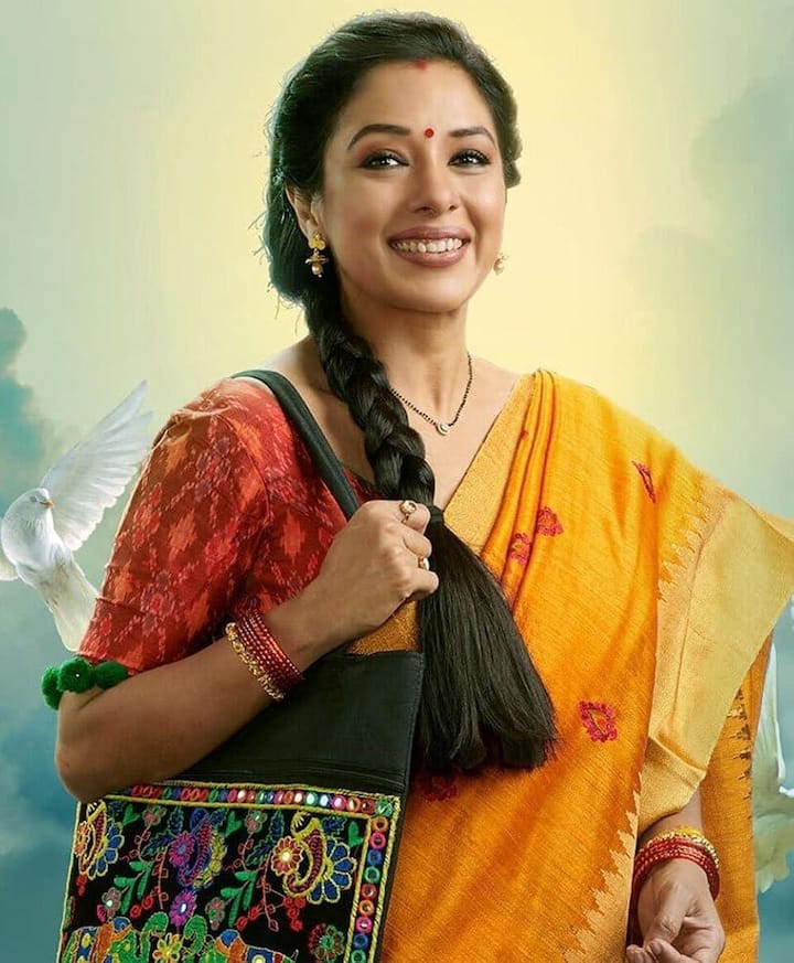 इस लिस्ट के सबसे पहले नंबर पर रूपाली गांगुली के हिट सीरियल 'अनुपमा' का नाम शामिल है. इस हफ्ते की टीआरपी लिस्ट में इस शो ने नंबर 1 पोजीशन पर अपनी जगह बनाई और 2.3 की रेटिंग अपने नाम की.