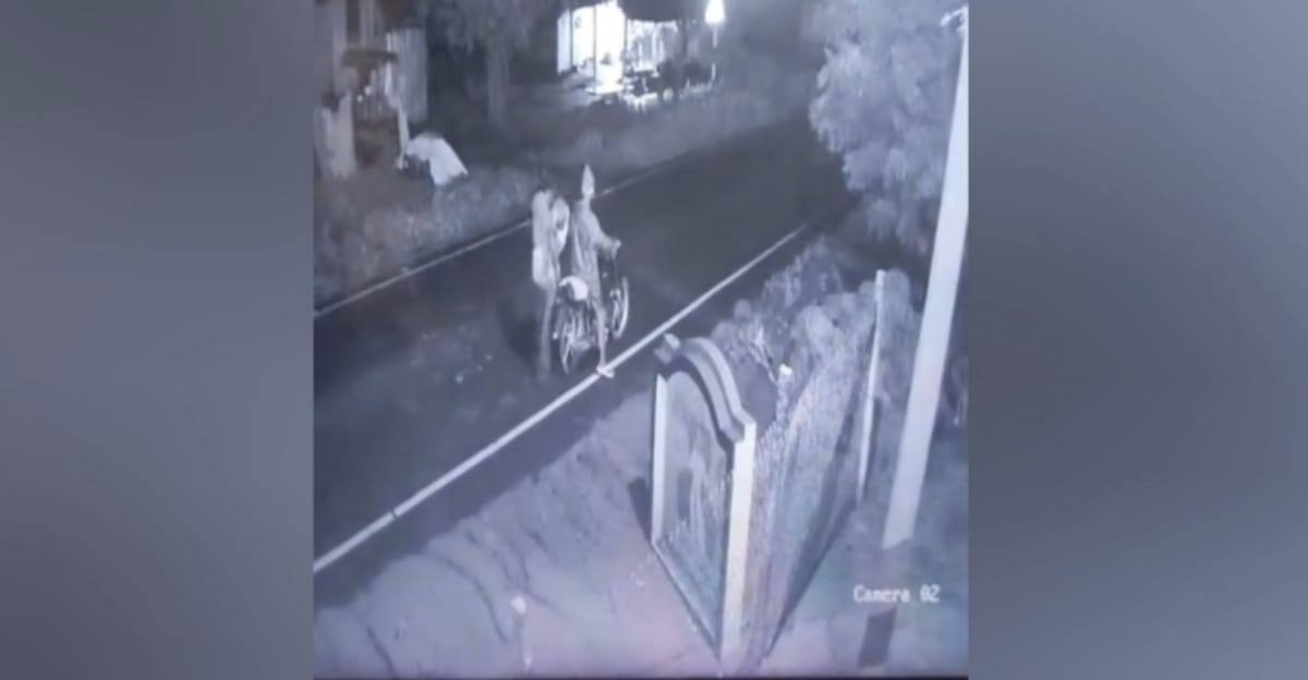 சிவகங்கை: டூவீலரில் ஆடு திருட்டு, கண்காணிப்பு கேமராவில் சிக்கிய அதிர்ச்சி காட்சி, போலீசார் தீவிர விசாரணை!