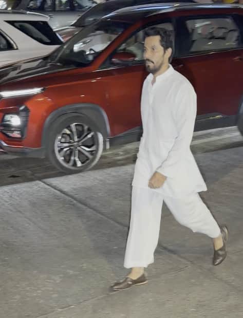 रणदीप हुड्डा व्हाइट कुर्ता पायजामा पहनकर ही-मैन की प्रेयर मीट में शामिल हुए.