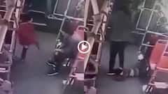 Video: पैर मार छेड़ रहा था बच्चा, शख्स ने गर्दन पकड़ नीचे पटकर मारा, फिर बरसाईं लात... हैवान का वीडियो वायरल
