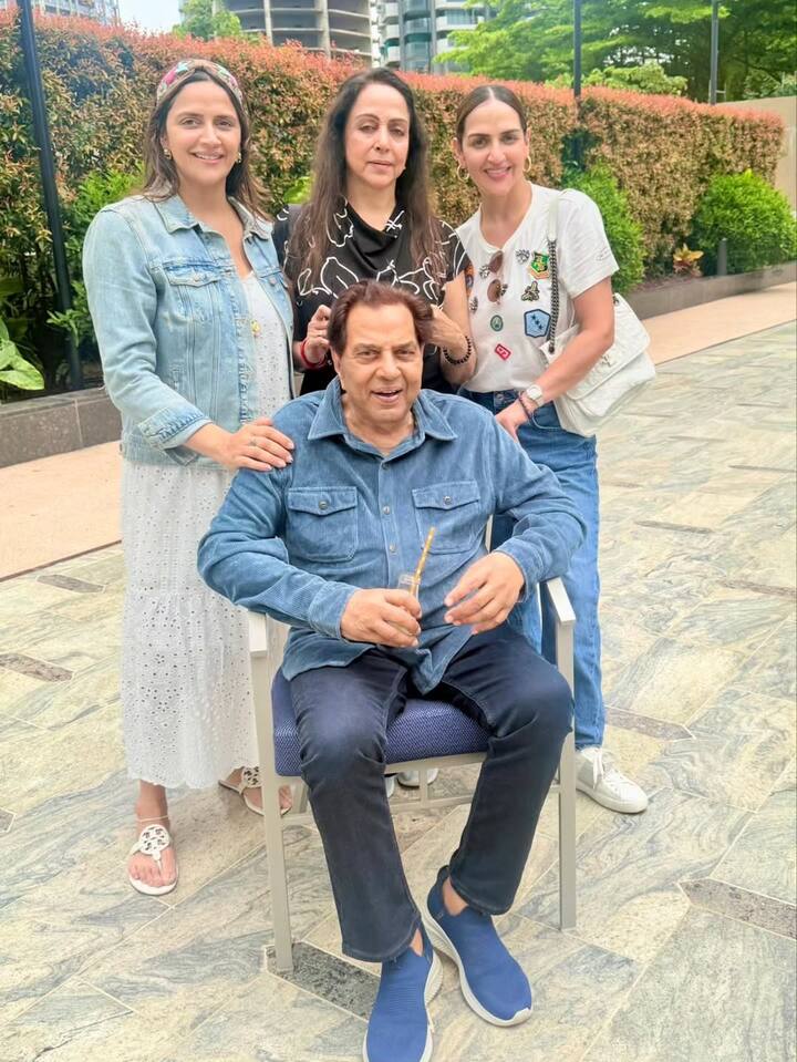 हालांकि हेमा मालिनी और उनकी दोनों बेटियां ईशा देओल और अहाना देओल इस शोक सभा का हिस्सा नहीं बनीं. बल्कि उन्होंने देओल फैमिली से अलग अपने घर पर धर्मेंद्र के लिए प्रेयर मीट रखी है.