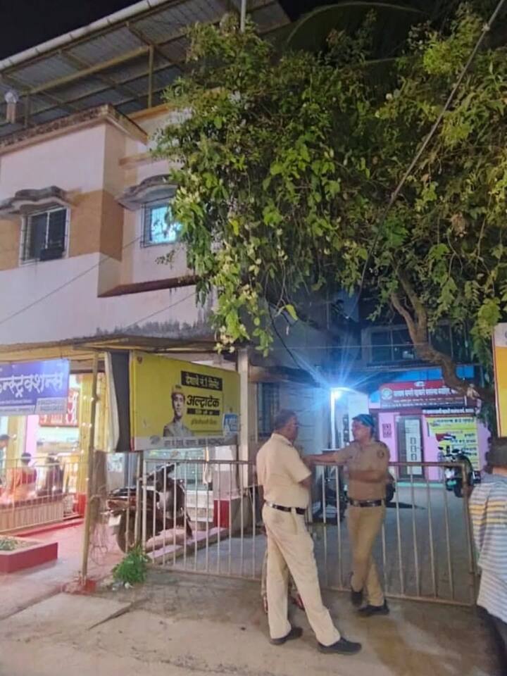 मालवणमध्ये कोण धुडगुस घालत ते बघायचं आहे. मी तयारीने आलेलो, हे लोक पैसे लपवण्याचा प्रयत्न करत होते. पळायचे सर्व मार्ग बंद केले, त्यामुळे ते घरात गप्प बसले. विजय किंजवडेकर यांना सुटणार आहेत हे माहिती आहे, त्यामुळे त्यांना घमंड आहे. ही पैशांची घमंड उतरायला वेळ लागणार नाही, असंही निलेश राणेंनी सांगितले.