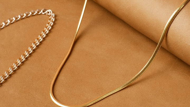 భారతదేశంలో బంగారం కేవలం ఆభరణం మాత్రమే కాదు. అది నమ్మకం, పెట్టుబడి, సంప్రదాయానికి చిహ్నంగా పరిగణిస్తారు. ముఖ్యంగా మహిళలకు అందమైన బంగారు గొలుసు లేకపోతే ఏ ఆభరణాల సేకరణ అయినా ఇన్​కంప్లీట్ అవుతుంది.