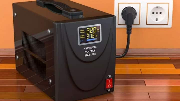 स्टेबलाइजर को हमेशा फर्श पर रखना भी सही नहीं है. कई लोग एसी या फ्रिज का स्टेबलाइजर नीचे रख देते हैं. जहां धूल और मिट्टी जल्दी जमा होती है. इससे एयर वेंट ब्लॉक हो जाते हैं और मशीन ओवरहीट होने लगती है. ओवरहीटिंग से स्टेबलाइजर का पूरा सिस्टम फेल हो सकता है.