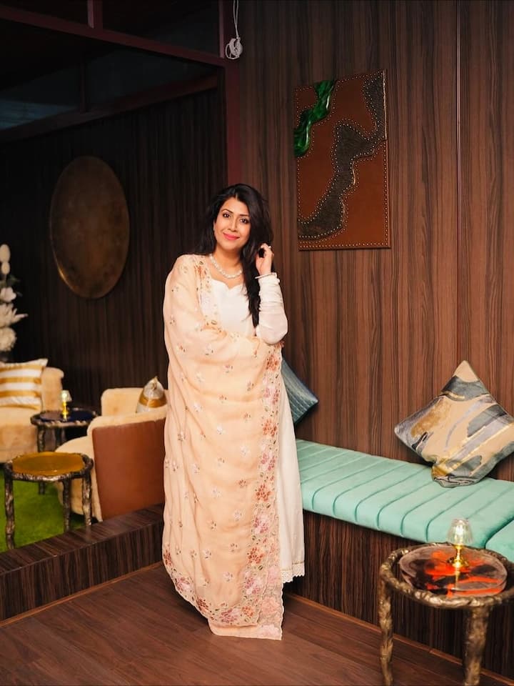 इस फोटो में अंकिता व्हाइट सूट पहने नजर आ रही हैं. सटल मेकअप और खुले बालों में वो बेहद ही खूबसूरत दिख रही हैं.