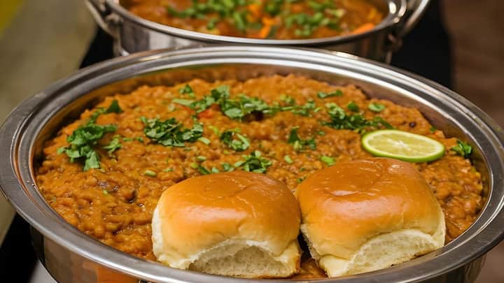 असम विधानसभा में गुरुवार को एक ऐसा कानून पारित हुआ, जिसने पूरे देश का ध्यान अपनी ओर खींच लिया. मुख्यमंत्री हिमंत बिस्वा सरमा द्वारा पेश किया गया प्रोहिबिशन ऑफ पॉलिगैमी बिल 2025 न सिर्फ बहुविवाह पर रोक लगाने वाला कठोर कानून माना जा रहा है, बल्कि इसके प्रावधान इतने सख्त हैं कि शादी से जुड़े सबसे छोटे रोल निभाने वाले व्यक्ति पर भी कानून का डंडा चल सकता है.