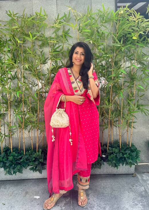 इस पिंक कलर के सूट में एक्ट्रेस कहर ढा रही हैं. उनकी प्यारी मुस्कान और सादगी उनकी खूबसूरती को और भी निखार रही है.