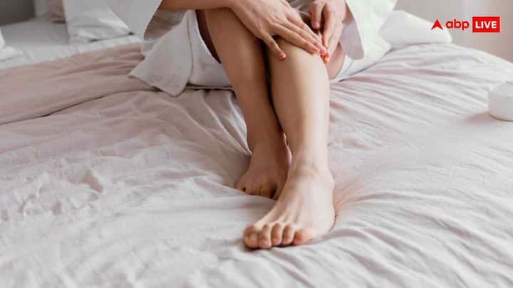 पका केला स्किन के लिए नेचुरल  मॉइस्चराइजर है. जिसमें एक पका केला मैश कर पेस्ट बनाएं. इसे एड़ियों पर 15–20 मिनट लगाकर छोड़ दें फिर गुनगुने पानी से धो लें. केले में मौजूद विटामिन स्किन को नरम और चिकना बनाते हैं। कुछ ही दिनों में फर्क दिखने लगता है.