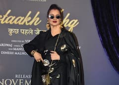 Gustaakh Ishq Screening: ब्लैक साड़ी, ओवरकोट और आंखों पर चश्मा... 'गुस्ताख इश्क' की स्क्रीनिंग में रेखा का दिखा स्टाइलिश अवतार