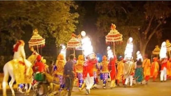 बरात के लिए रेलवे काफी समय से ट्रेन का पूरा डिब्बा बुक करने का मौका दे रहा है और यह तरीका बरात वालों के लिए खास फायदेमंद साबित होती है. आप चाहे तो पूरा कोच बुक कर सकते हैं. जिससे आराम और बिना दिक्कत के सफर पूरा हो जाता है.