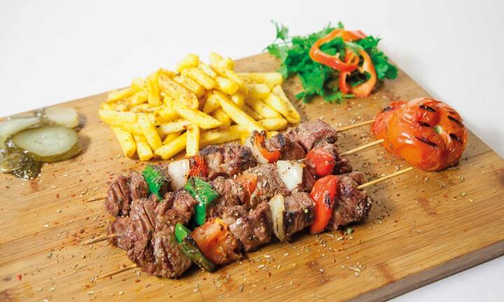 वहीं हलाल प्रमाणित भोजन पर बहस करीब 10 सालों से चल रही थी. एयर इंडिया के फैसले के बाद सोशल मीडिया पर इससे जुड़े कई पोस्ट भी तेजी से वायरल हो रहे थे.