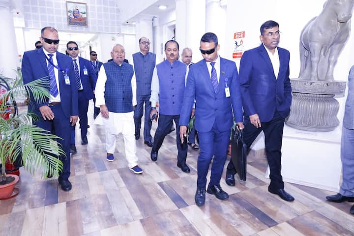 सीएम नीतीश ने कहा कि पूरे परिसर की साफ-सफाई नियमित हो. परिसर सुसज्जित और आकर्षक दिखे. परिसर एवं उद्यान क्षेत्र हरा-भरा रहे इसके लिए जहां जरूरत हो वहां पौधारोपण कराएं.