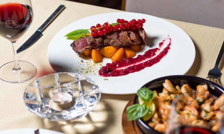 एयर इंडिया के अनुसार, हलाल सर्टिफाइड खाना अब केवल सऊदी सेक्टर, हज उड़ानों और जेद्दा, दमन, रियाद, मदीना जैसे रूट्स पर दिया जाएगा.