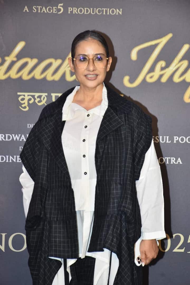 मनीषा कोइराला स्क्रीनिंग में स्टाइलिश आउटफिट पहने दिखीं. आंखों पर चश्मा और बन हेयरस्टाइल बनाए वो काफी सिंपल दिख रही थीं.